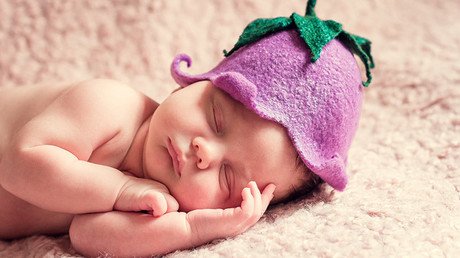 Foto: Debieron pagar 40 dólares a un hospital de EE.UU. para poder alzar a su bebé recién nacido