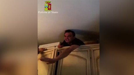VIDEO: La Policía de Italia obliga a un mafioso a 'salir del armario'