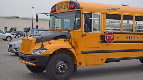 Una niña de 7 años pide ayuda porque no puede despertar a sus padres muertos por sobredosis