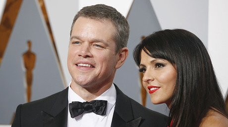 Encuentran a 'Matt Damon' en una foto de una boda de 1961