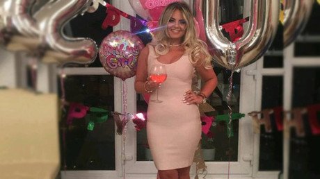 Un club rechaza la entrada a una cumpleañera por ser "demasiado grande"