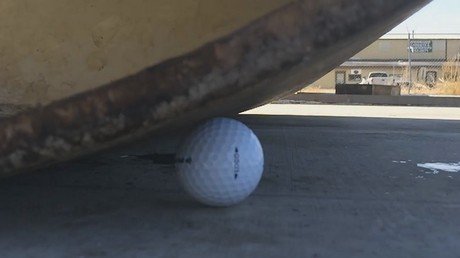 ¿Puede una aplanadora destrozar una bola de golf? 