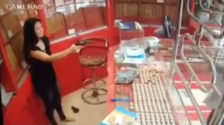 ¿A dónde cree que va, señor ladrón? Esta vendedora de joyas no dudó en sacar su revolver 