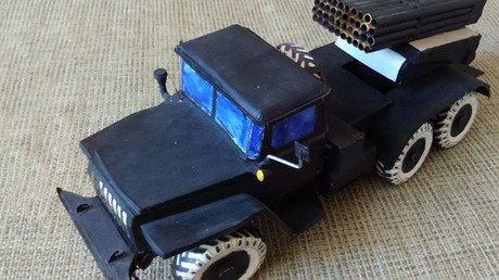 Una maqueta de papel del lanzacohetes Grad abre fuego real (VIDEO)