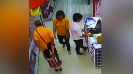 FUERTE VIDEO: Un niño muere después de que su padre le parta el cuello en un aterrador accidente