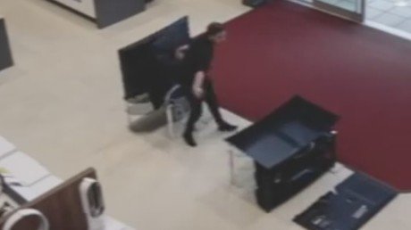 "El cliente más torpe del mundo": Entra en una tienda y en su primer paso ya debía miles de dólares