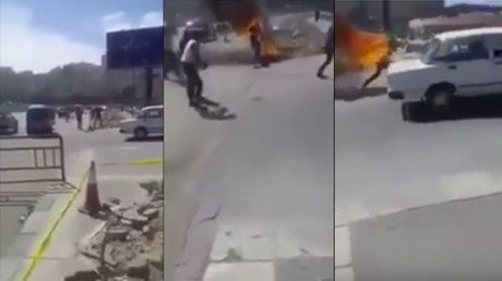 FUERTE VIDEO: Un joven egipcio se baña con gasolina y se prende fuego en señal de protesta