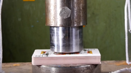 La prensa hidráulica se apunta a la magia: Se reta con una baraja y la 'desaparece'