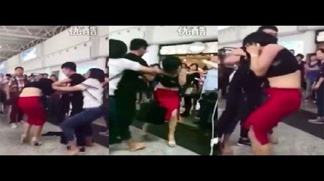 Golpea y desnuda a la amante de su marido en un aeropuerto en China