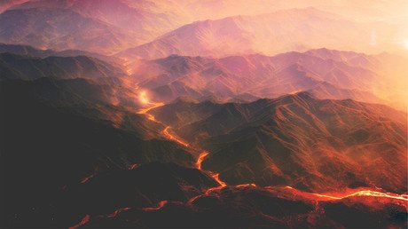 Un fotógrafo logra captar la Vía Láctea, lava, un meteoro y la Luna en una misma imagen