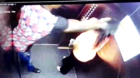 Un futbolista colombiano golpea sin piedad a su esposa en un ascensor