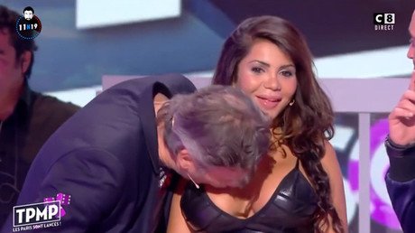 Video: Besa a una actriz en un pecho en vivo y desata críticas por acoso sexual