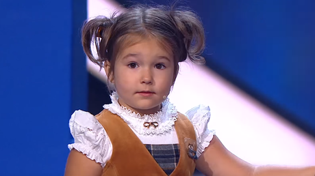 Niña de 4 años deja boquiabiertos a millones al hablar en 7 idiomas diferentes