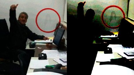 Le toman una foto en su trabajo y aparece algo aterrador