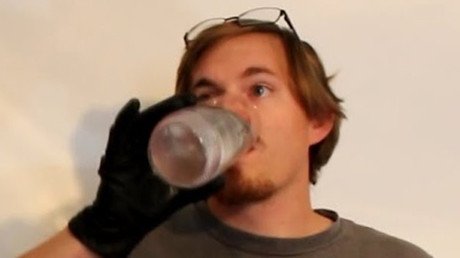 Pócima mortal: Bloguero bebe una solución letal para hacer un experimento (VIDEO)