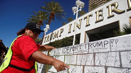 FOTOS: Camiones de tacos forman un 'muro' cerca del hotel de Trump en Las Vegas