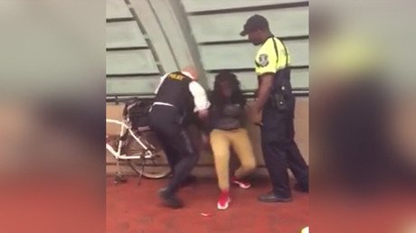 Video: Detienen a una joven afroamericana por comer en un metro de EE.UU.