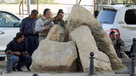 FOTO: Civiles armados cuelgan públicamente a un miliciano del Estado Islámico en Kirkuk (+18)