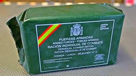 El 'hacker ruso loco' prueba una ración de combate del Ejército español