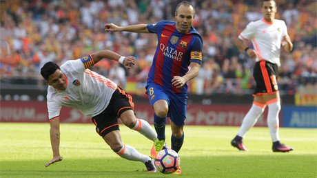 El futbolista Andrés Iniesta sufre una horrible lesión de rodilla (Video)