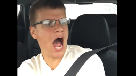 Este joven conducía por la carretera cantando una canción, hasta que...