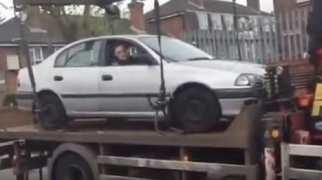 Mejor no intentarlo: Un hombre intenta escapar de una grúa y esto fue lo que pasó