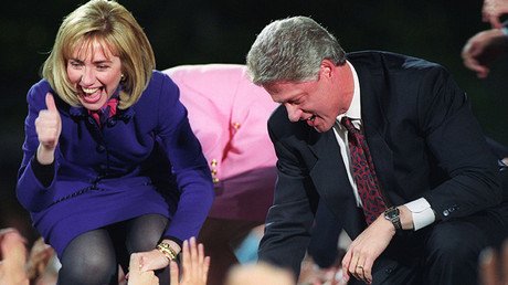 Video: Dramático momento en que Bill y Hillary Clinton evitan de milagro una tragedia en televisión