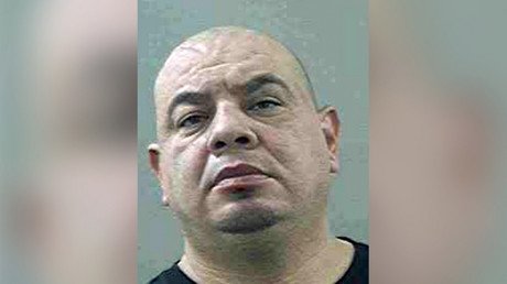 Video estremecedor: un padre abandona a su hija de 5 años en el frío para ir de fiesta