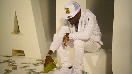 VIDEO: Un rapero de EE.UU. arroja dinero a las personas sin hogar para que se peleen