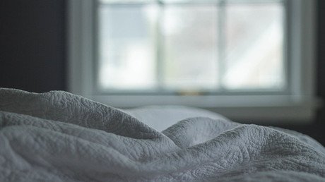 EE.UU.: Un hombre durmió tres semanas con un cadáver descompuesto bajo la cama