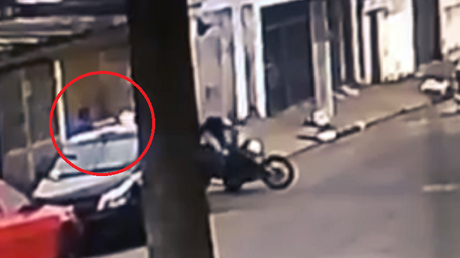 ¡Manos arri…! Este ladrón ya era hombre muerto ni bien termina de anunciar el asalto