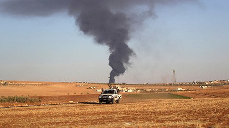 FUERTE VIDEO: Un terrorista suicida se inmola con un coche bomba en el este de Alepo