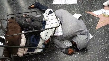 Atacan e insultan a una mujer por proteger la estrella de Donald Trump en Hollywood (VIDEOS)