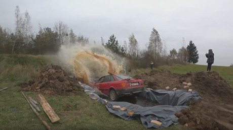¿Para qué este anciano baña su coche en una piscina llena de Coca-Cola?