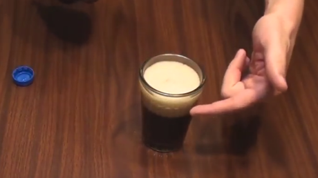 'Revelan' un 'truco' para servir Coca-Cola sin que suba la espuma