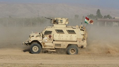 A vista de dron: Decenas de vehículos armados del Ejército iraquí a punto de invadir Mosul