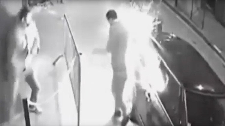 ¡Y no es un teléfono!: Le explota un cigarrillo electrónico en el bolsillo (VIDEO)