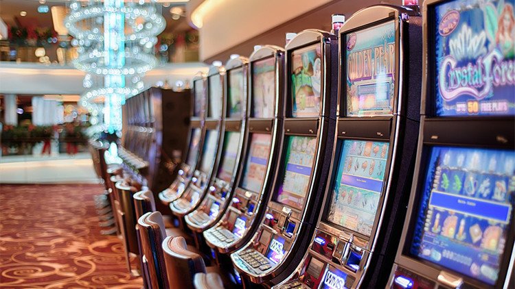 Una mujer gana 43 millones de dólares en un casino pero solo le pagan una cena