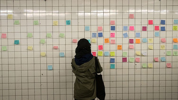 "No nos dividirás": Neoyorkinos se desahogan en 'clínica' subterránea tras triunfo de Trump (Fotos)