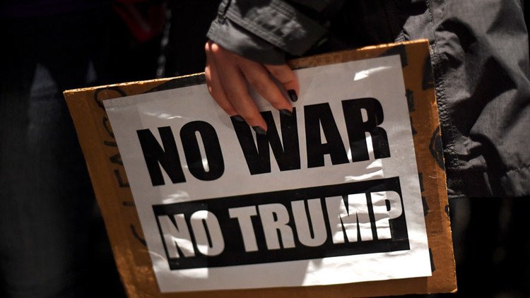 Manifestantes irrumpen en el edificio del equipo de transición de Trump (VIDEO)