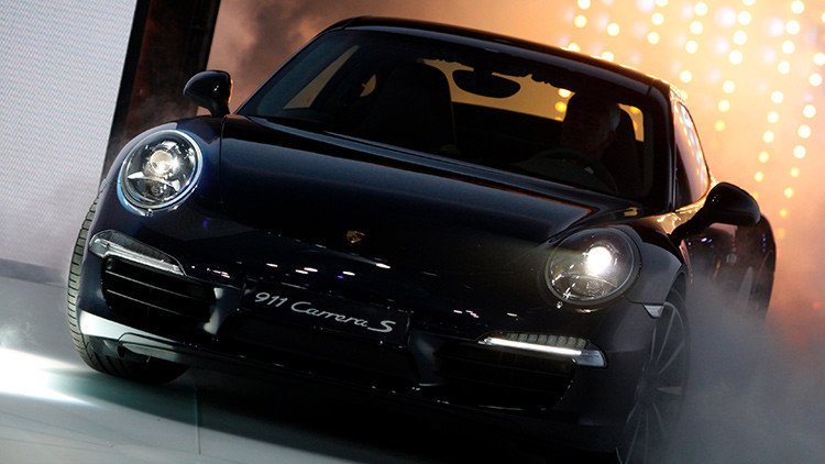 FOTO: Deja su Porsche mal aparcado para irse a bailar y la Policía lo detona