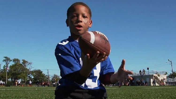 El niño sin piernas que boxea y juega al fútbol americano