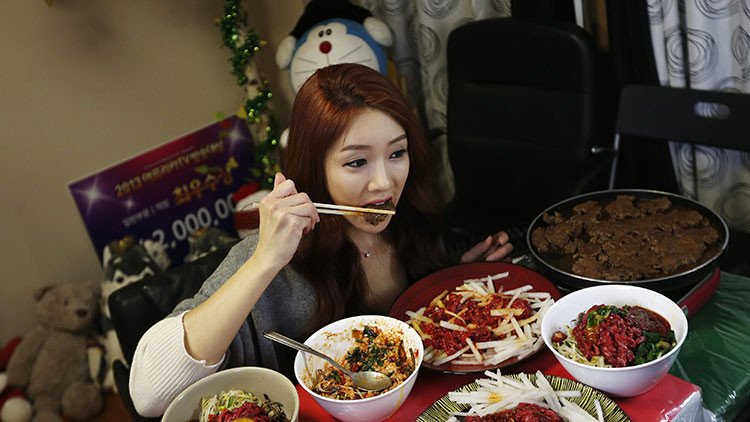 'Come y graba': Cómo ganar miles de dólares mientras devora alimentos frente a una cámara