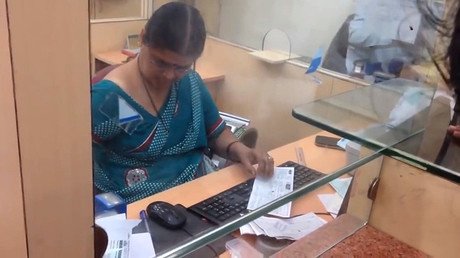 Los llamativos movimientos de esta cajera provocan burlas en las redes y ocultan un verdadero drama