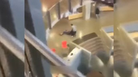 FUERTES IMÁGENES: Un joven acuchilla a sangre fría a dos chicas en una escuela de Canadá (18+)