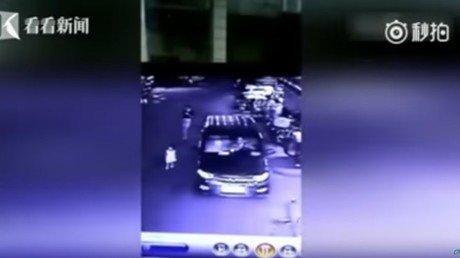 Se distrae con el celular y su hija muere bajo las ruedas de una camioneta