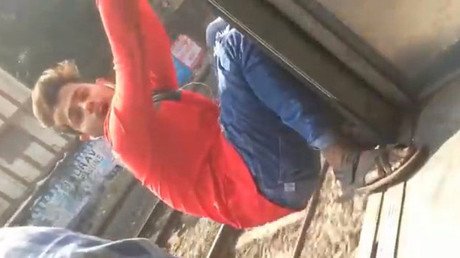 ¿Su último truco?: Joven indio sufre un terrible accidente en un tren (VIDEO 18+)