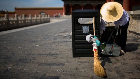 Nació en el seno de una familia pobre y hoy dona millones a los más necesitados