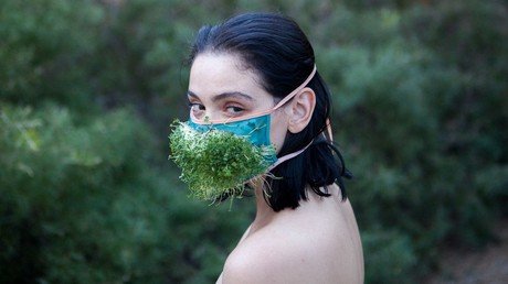 ¿Quiénes son los 'ecosexuales' y por qué hacen el amor con la Tierra para salvarla?