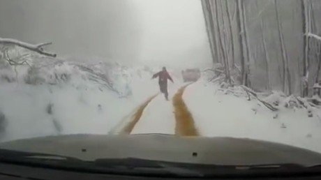 Olvida poner el freno de mano y su coche le dice 'adiós'